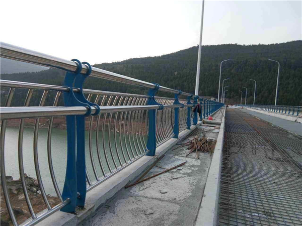 海西不锈钢桥梁护栏的特点及其在桥梁安全中的重要作用