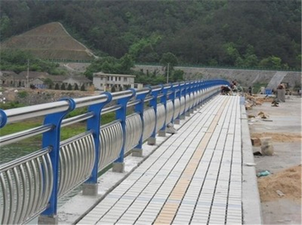 海西不锈钢桥梁护栏是一种什么材质的护栏
